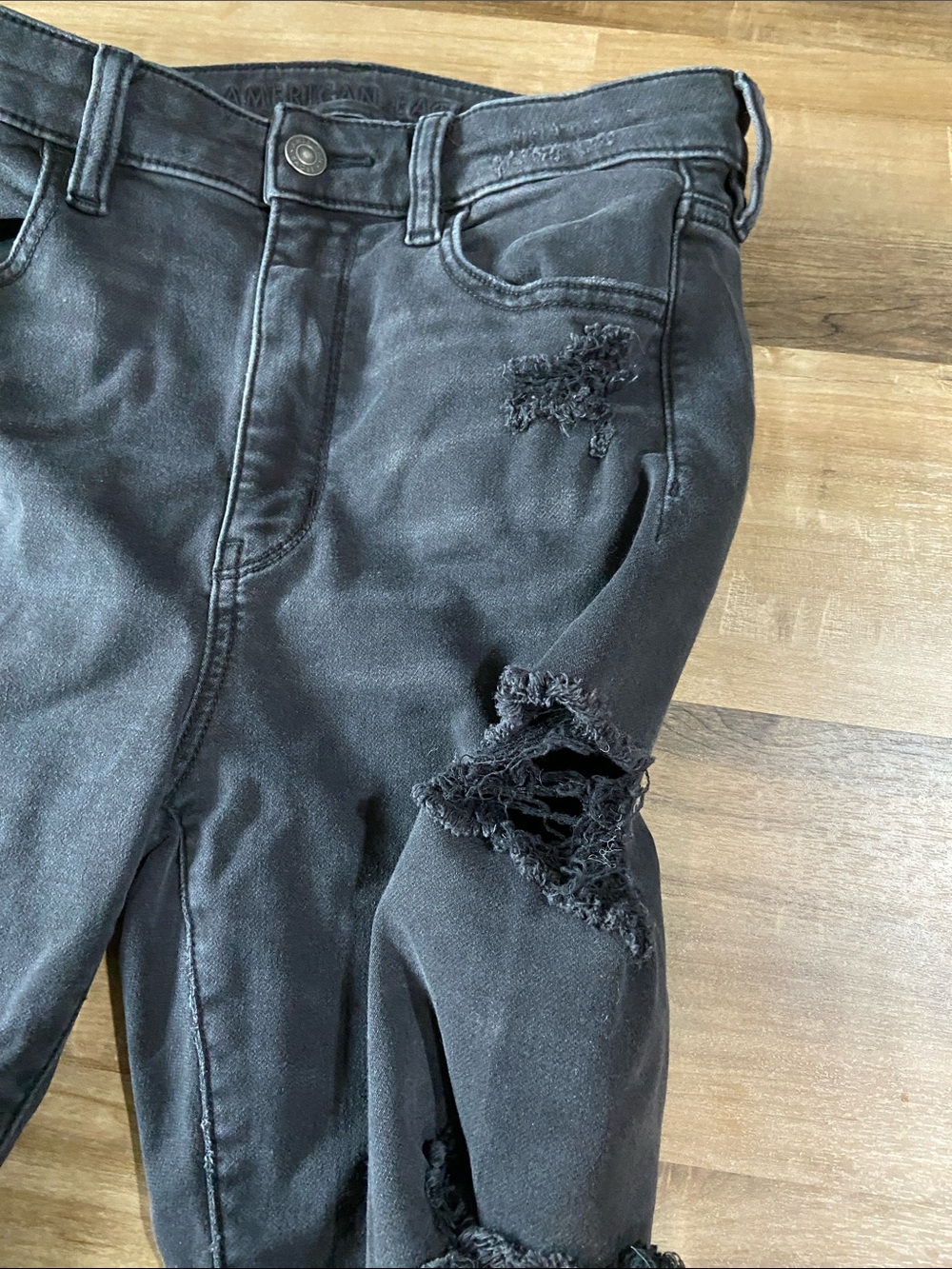 American Eagle Distressed Black Skinny Jeans - Picture 4 of 9